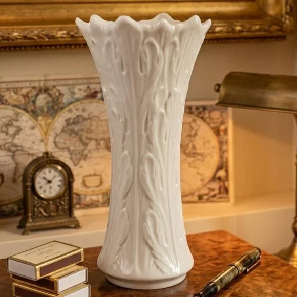 Vintage Lenox Woodland Bud Vase Pristine - 6.25” Ivory Porcelain - Gold Mark USA - Picture 3 of 5